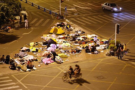 varias personas pasan la noche en una calle de chengdu.jpg